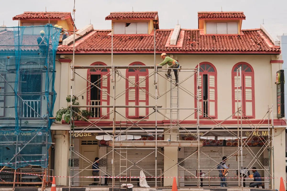 Andamio en la fachada de un edificio durante la rehabilitación de albañilería de una comunidad de vecinos