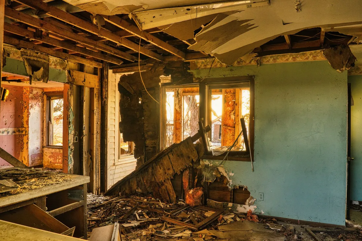 Manchas y fisuras en el techo de una vivienda, posible síntoma de aluminosis en las viguetas del forjado
