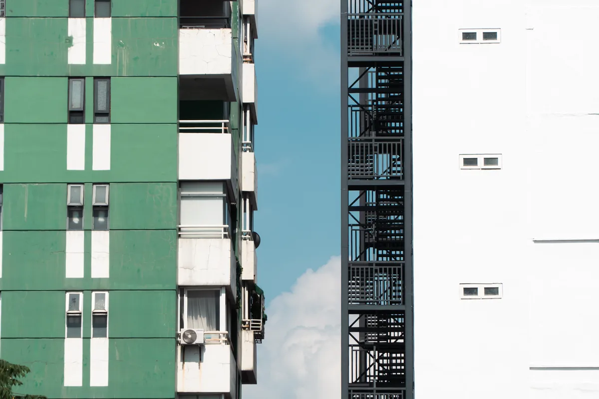 Fachada de un edificio de viviendas de comunidad de vecinos en Las Palmas sujeto a la inspección técnica de edificios (ITE)