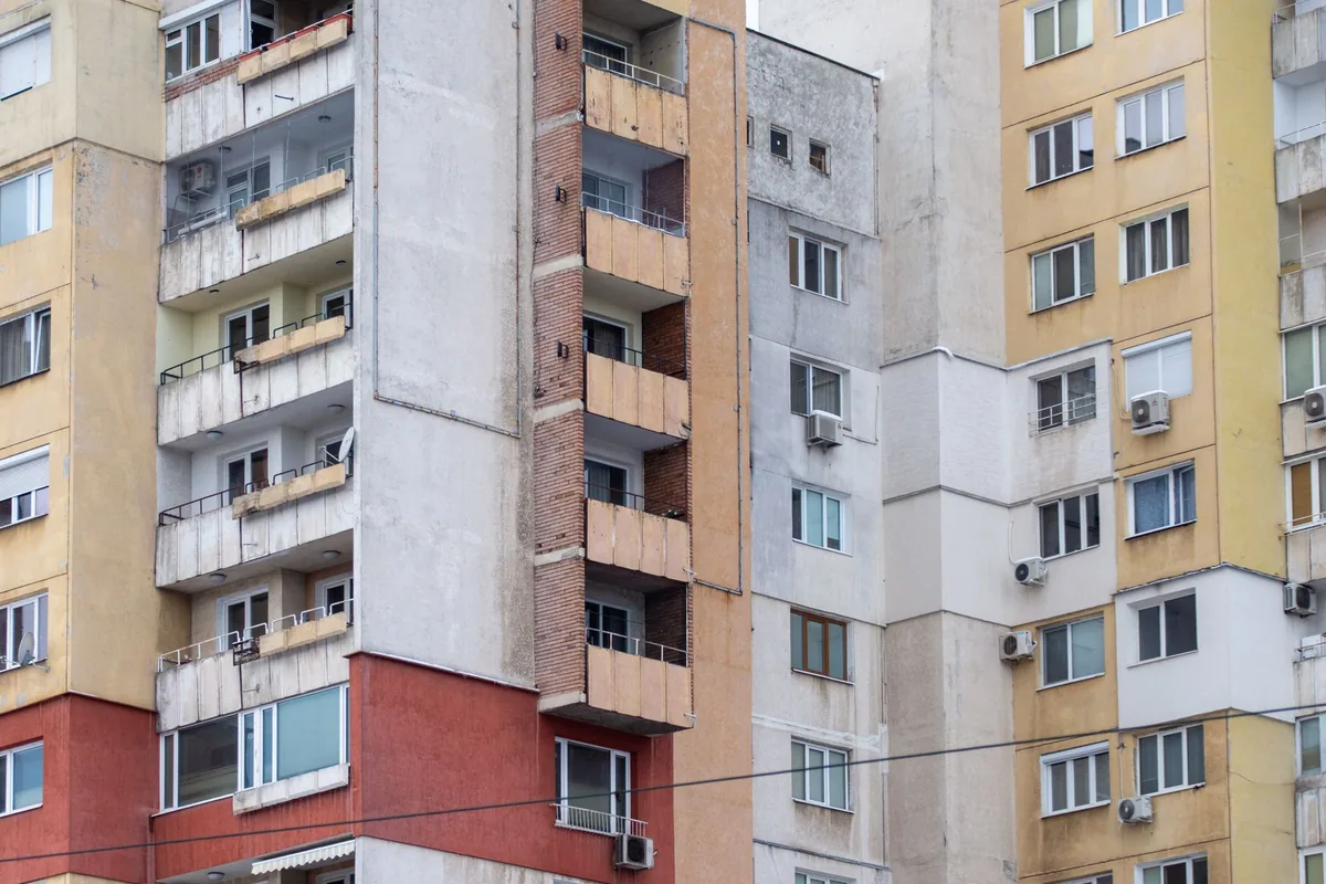 Fachada de un edificio residencial de comunidad de vecinos en Canarias afectado por los cambios de la Ley de Propiedad Horizontal en 2026