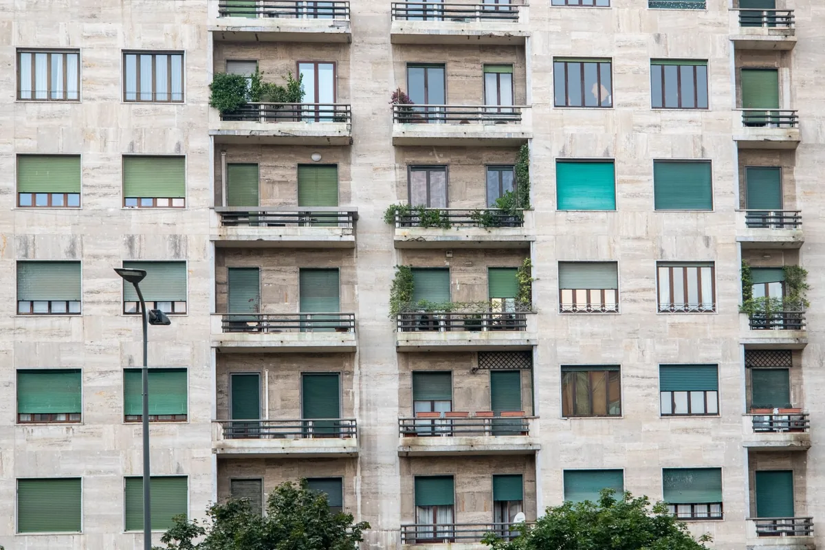 Fachada de un edificio de comunidad de vecinos cuyo libro del edificio recoge su documentación técnica y de mantenimiento
