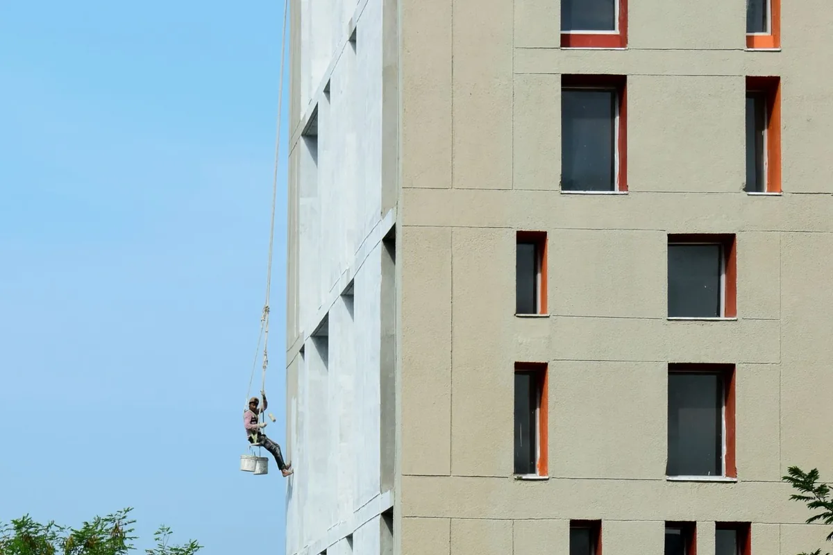 Pintura de la fachada de un edificio de una comunidad de vecinos en Las Palmas de Gran Canaria
