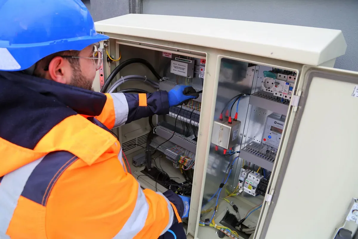 Cuadro eléctrico de la zona común de una comunidad de vecinos, punto donde se conecta la instalación de placas solares de autoconsumo