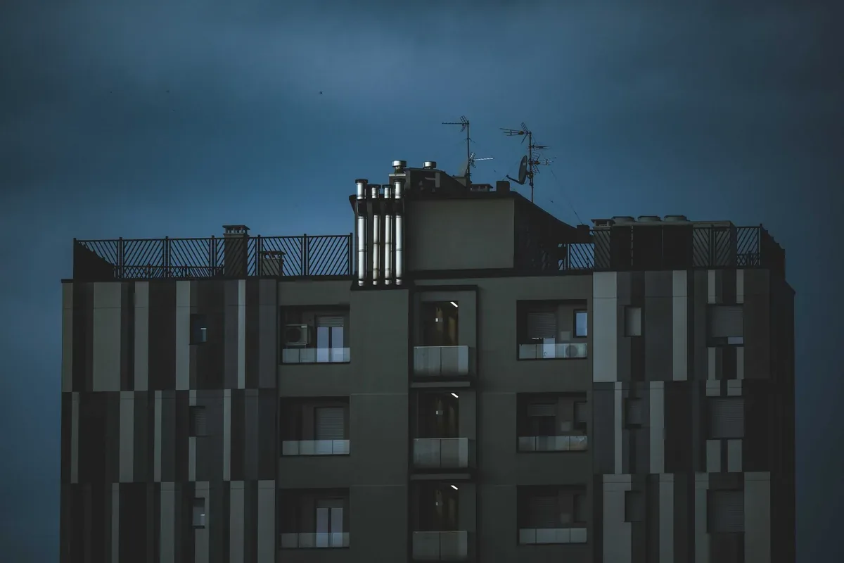 Cubierta plana de un edificio de comunidad de vecinos en Canarias donde se instalan las placas solares de autoconsumo