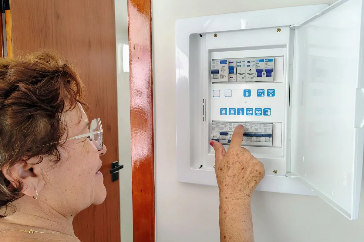 Cuadro eléctrico de un garaje comunitario desde el que se alimenta un punto de recarga de coche eléctrico