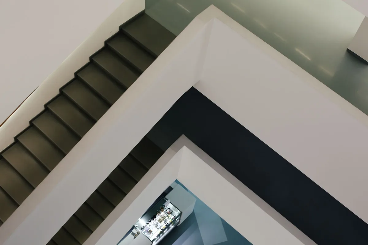 Escalera y zona común del portal de una comunidad de vecinos en Canarias tras una reforma